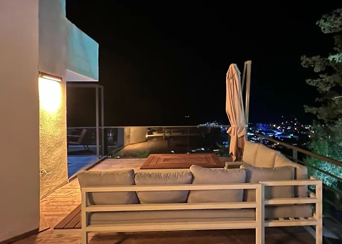 Mavinin Ve Yeşilin Dansı Marmaris