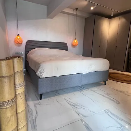 Mavinin Ve Yesilin Dansi Apartment